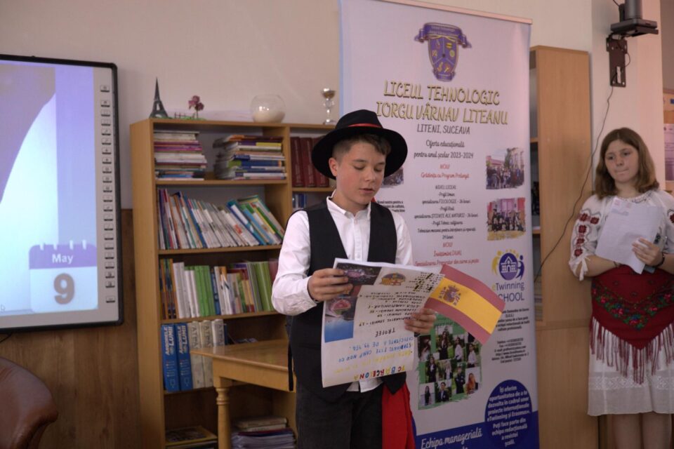 Ziua Europei, marcată la Liceul Tehnologic „Iorgu Vârnav Liteanu” din Liteni. Foto: Luca-Gabriel Hatnean