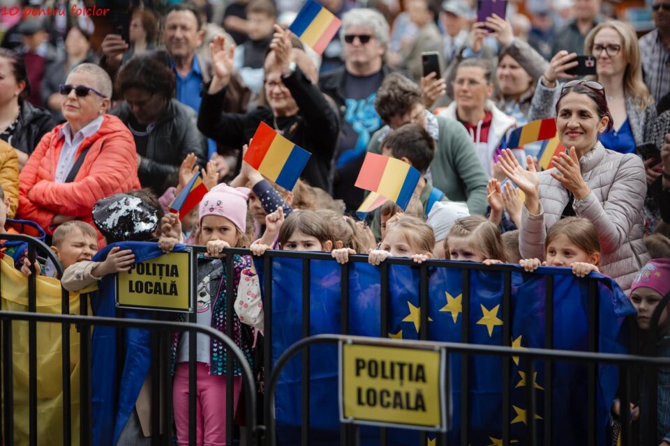 ”10 pentru folclor”, in centrul Sucevei, de Ziua Europei (11).jpg