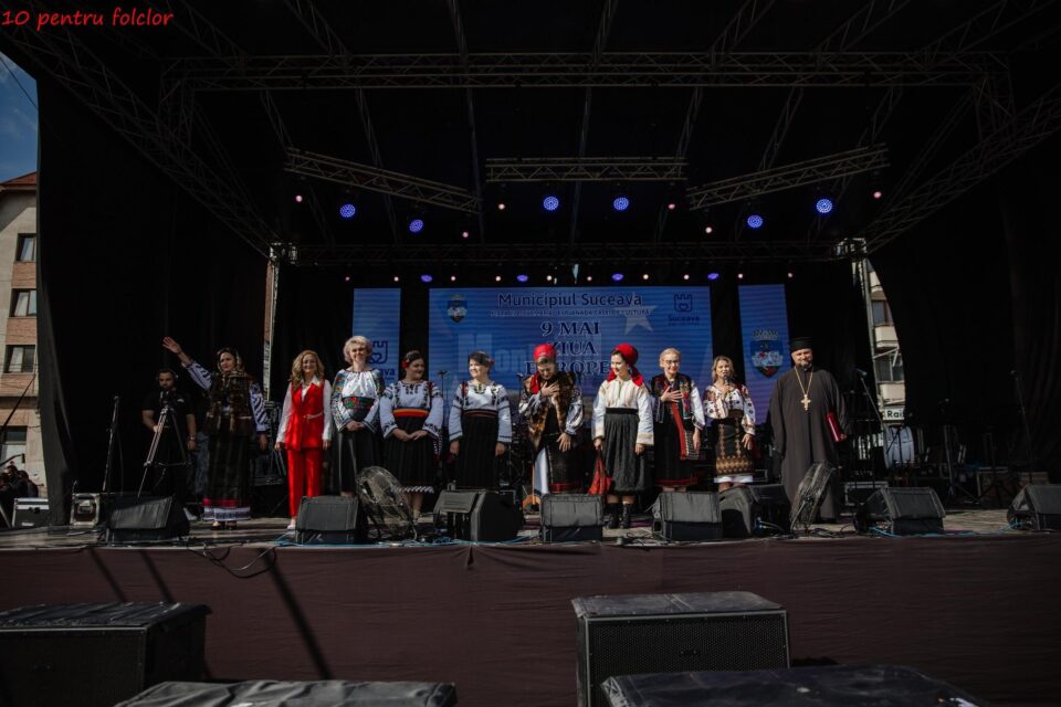 ”10 pentru folclor”, in centrul Sucevei, de Ziua Europei (1).jpg