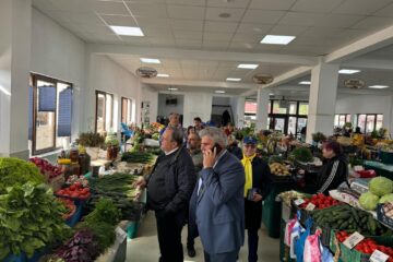 Gheorghe Flutur și primarul Mihăiță Negură au discutat cu oamenii aflați în piața din Câmpulung Moldovenesc