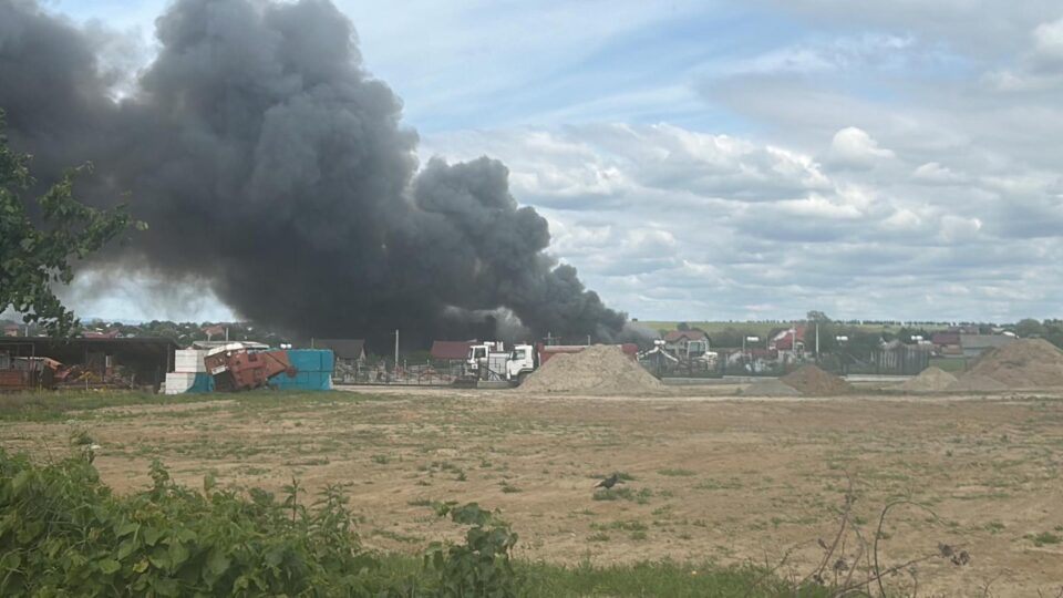 Un incendiu la o fabrică din Salcea a impus transmiterea unui mesaj Ro-Alert