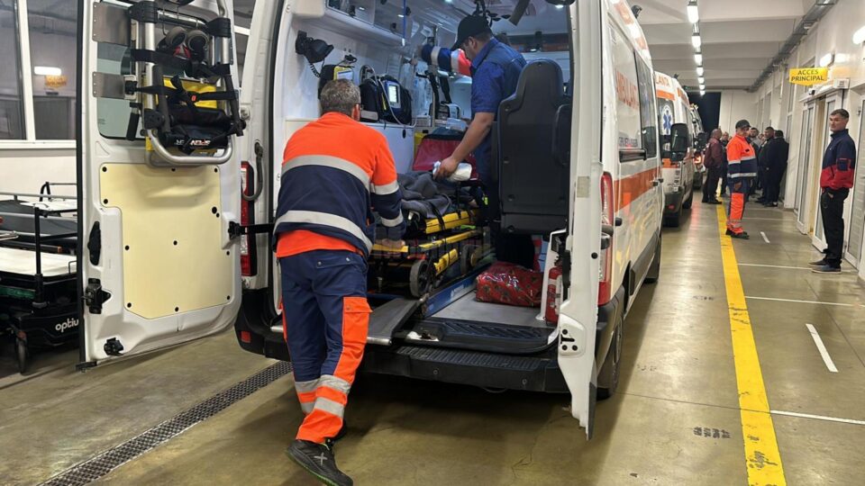 Trei frați cu vârste de 7 și 11 ani, la spital după ce au băut rachiu