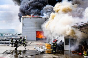 Un incendiu la o fabrică din Salcea a impus transmiterea unui mesaj Ro-Alert