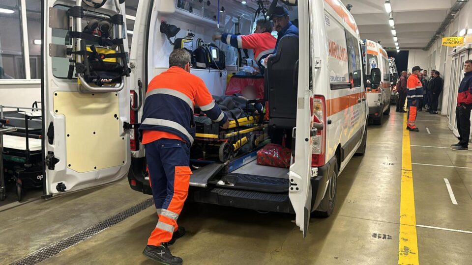 Trei frați cu vârste de 7 și 11 ani, la spital după ce au băut rachiu