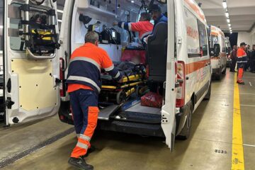 Trei frați cu vârste de 7 și 11 ani, la spital după ce au băut rachiu