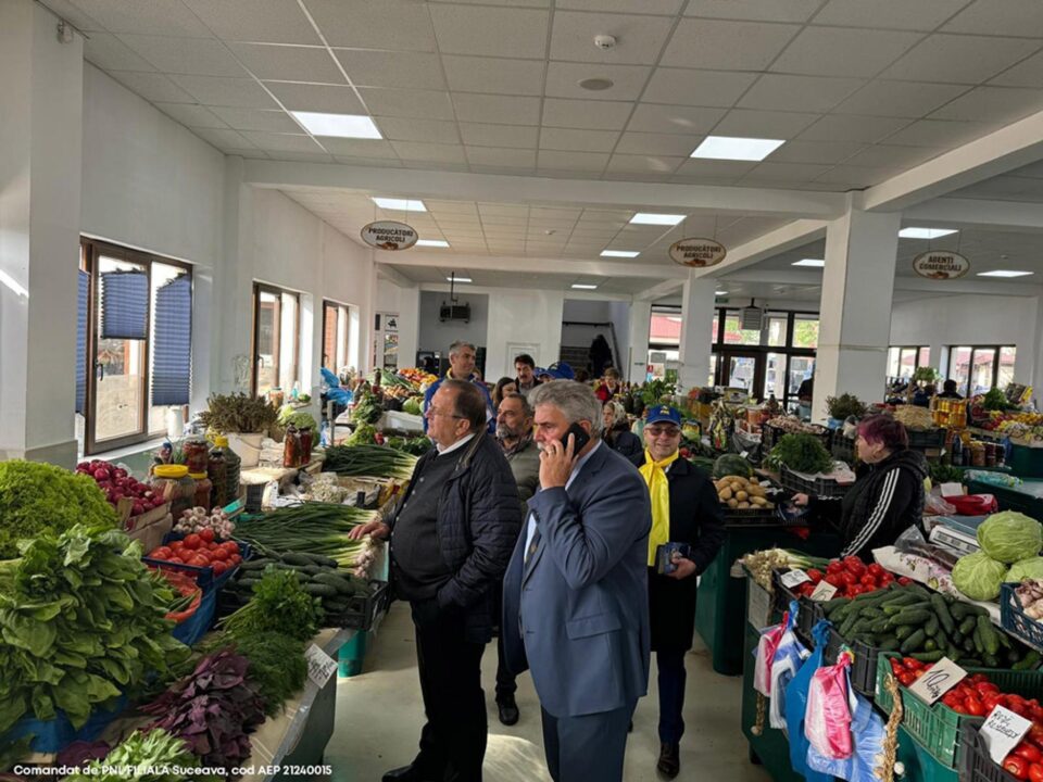Gheorghe Flutur și primarul Mihăiță Negură au discutat cu oamenii aflați în piața din Câmpulung Moldovenesc Gheorghe Flutur și primarul Mihăiță Negură au discutat cu oamenii aflați în piața din Câmpulung Moldovenesc