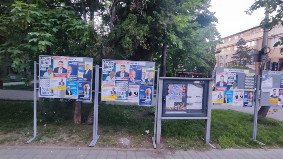 Panouri cu afișe electorale