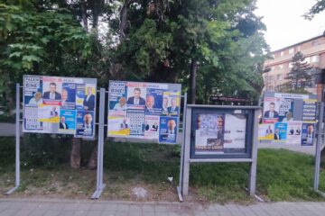 Panouri cu afișe electorale