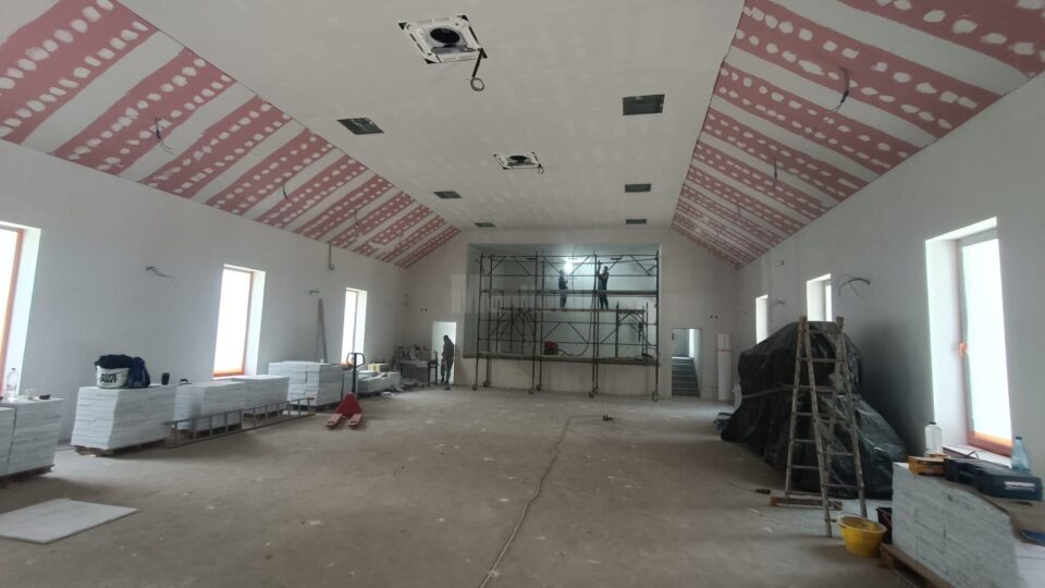 Lucrări în interiorul Căminului Cultural Ipotești