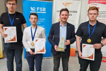 Cei trei studenți premiați și îndrumătorul lor, conf. dr. ing. Costel Ungureanu