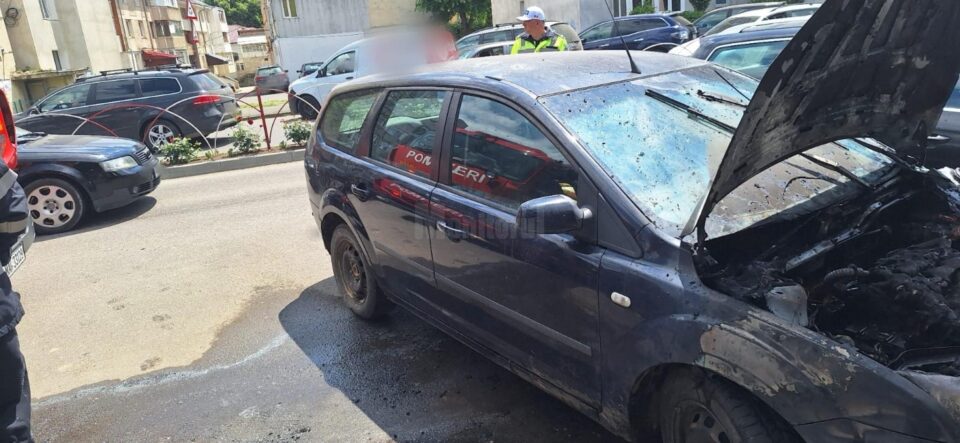Autoturism cuprins de flăcări, la Fălticeni