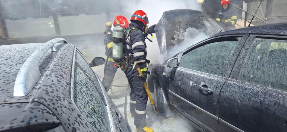 Autoturism cuprins de flăcări, la Fălticeni