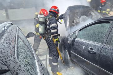 Autoturism cuprins de flăcări, la Fălticeni