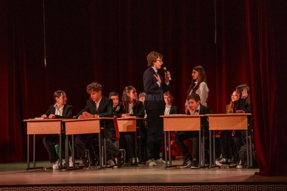 Piesa de teatru jucată în limba germană de elevi ai Colegiului “Hurmuzachi” FOTO Emanuela Ciornei