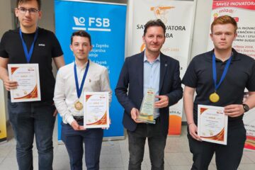 Cei trei studenți premiați și îndrumătorul lor, conf. dr. ing. Costel Ungureanu