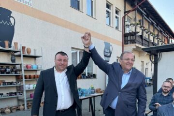 Gheorghe Flutur alături de primarul PNL din comuna Marginea, Gheorghe Lazăr