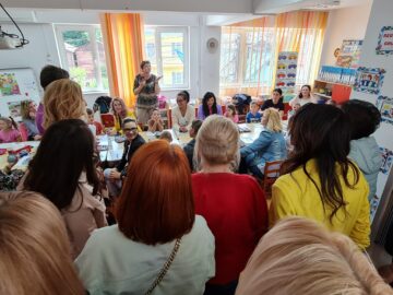 Desenele copiilor, interpretate de părinți, cu ajutorul psihologilor, în cadrul proiectului Familia din inima mea la Grădinița Obcini