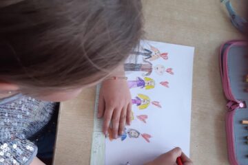 Desenele copiilor, interpretate de părinți, cu ajutorul psihologilor, în cadrul proiectului Familia din inima mea la Grădinița Obcini