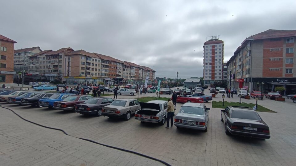 ”Bunicuțele” pe patru roți au adus în centrul Sucevei un public foarte numeros