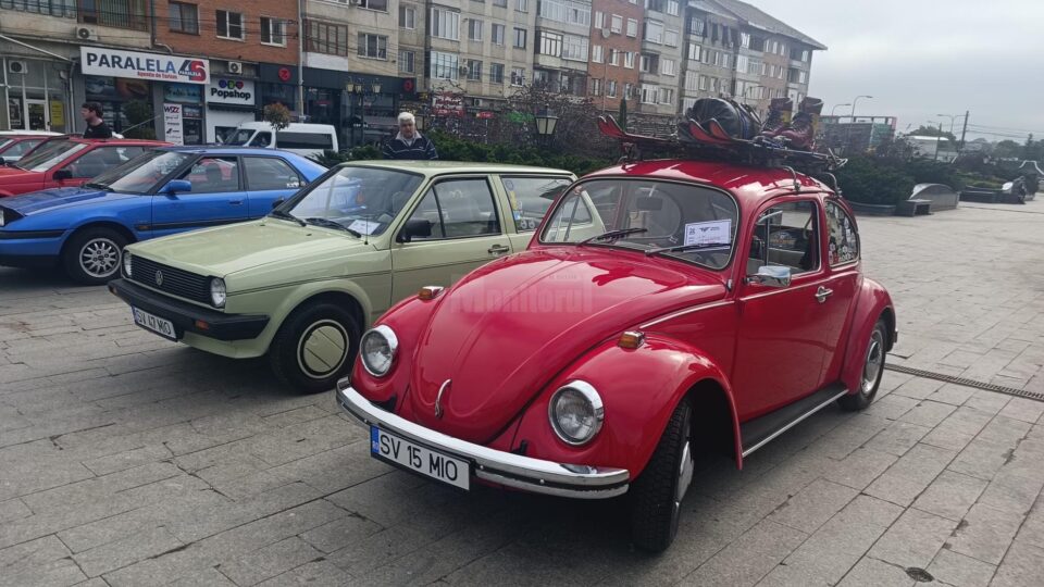 Retro Parada Primăverii a adus pe esplanada din fața Casei de Cultură din Suceava peste 100 de autovehicule de epocă