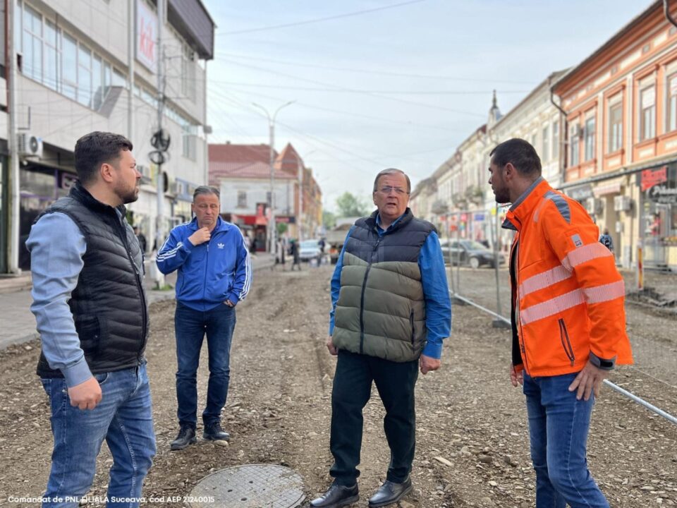 Președintele CJ Suceava, Gheorghe Flutur, și primarul Bogdan Loghin au verificat lucrările din zona centrală a municipiului Rădăuți