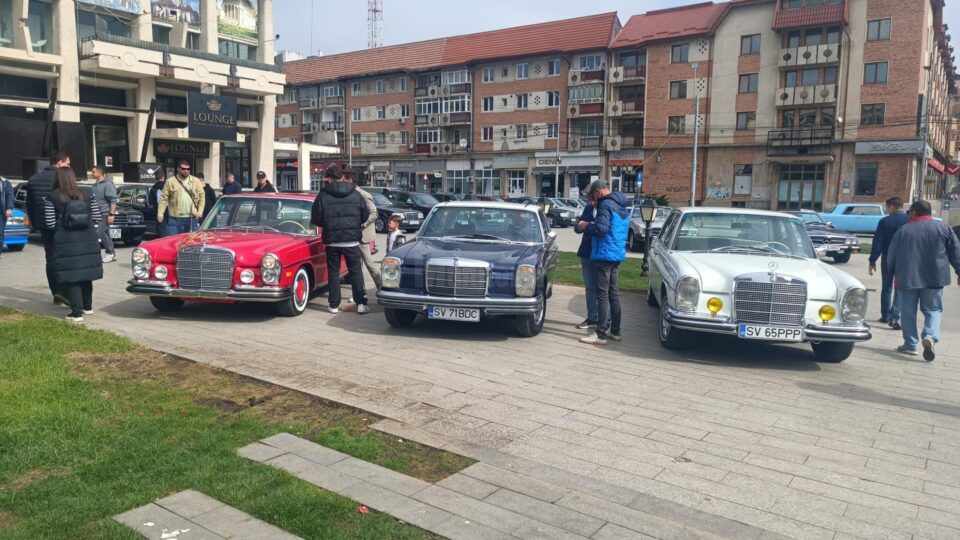 Retro Parada Primăverii a adus pe esplanada din fața Casei de Cultură din Suceava peste 100 de autovehicule de epocă