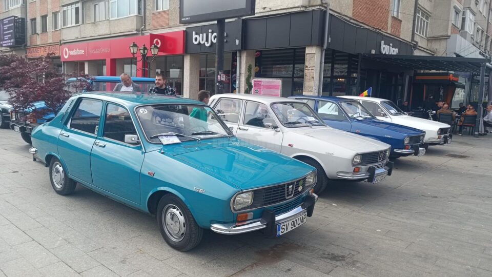 Retro Parada Primăverii a adus pe esplanada din fața Casei de Cultură din Suceava peste 100 de autovehicule de epocă