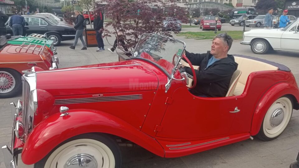 Retro Parada Primăverii a adus pe esplanada din fața Casei de Cultură din Suceava peste 100 de autovehicule de epocă