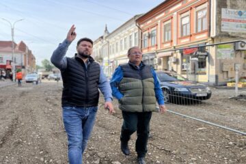 Președintele CJ Suceava, Gheorghe Flutur, și primarul Bogdan Loghin au verificat lucrările din zona centrală a municipiului Rădăuți