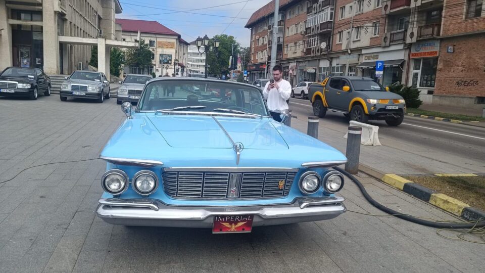 Retro Parada Primăverii a adus pe esplanada din fața Casei de Cultură din Suceava peste 100 de autovehicule de epocă