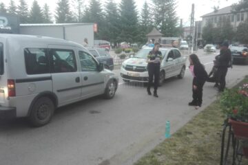 Fată de 7 ani, acroșată de o mașină în centrul orașului Dolhasca