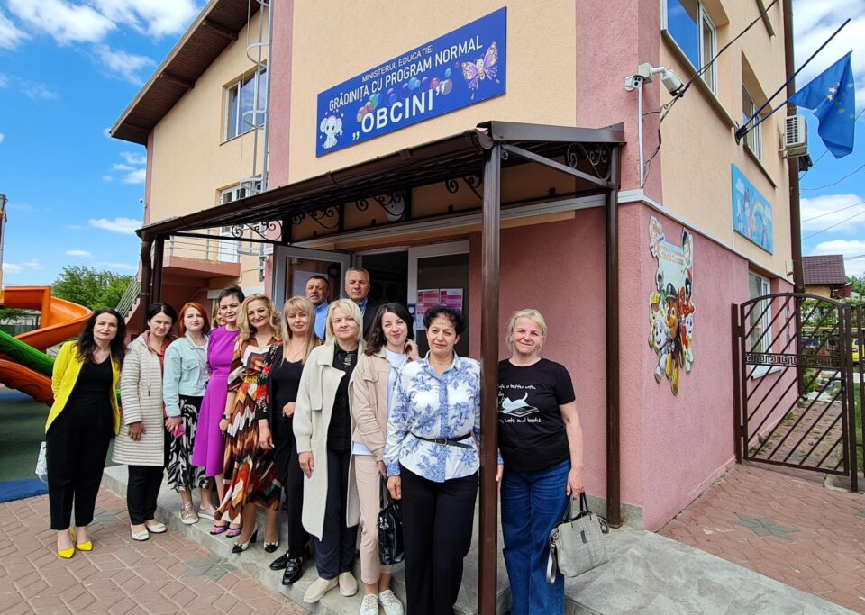 Cadrele didactice de la Grădinița „Cheița fermecată” din Ostrița, în vizită la Grădinița cu Program Normal Obcini, din Suceava