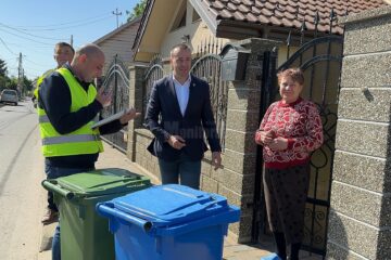 Distribuirea gratuită a noilor pubele de colectare pentru deșeurile menajere, la casele din municipiul Suceava, a început de miercuri, 22 mai