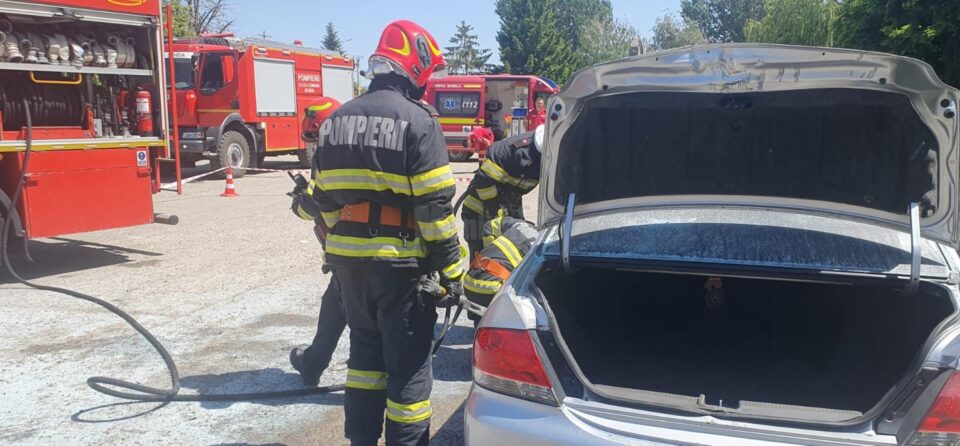 Un bărbat a murit ars în mașina care i-a luat foc