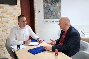 Contractul de renovare energetică a imobilelelor a fost semnat miercuri de către viceprimarul Sucevei, Lucian Harșovschi, cu reprezentantul firmei Test Prima, Viorel Juravle