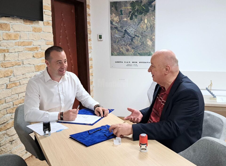Contractul de renovare energetică a imobilelelor a fost semnat miercuri de către viceprimarul Sucevei, Lucian Harșovschi, cu reprezentantul firmei Test Prima, Viorel Juravle
