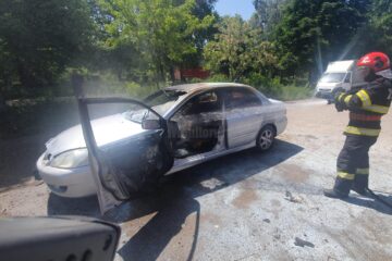 S-a stropit cu benzină în propria mașină, iar apoi și-a dat foc și a murit ars de viu