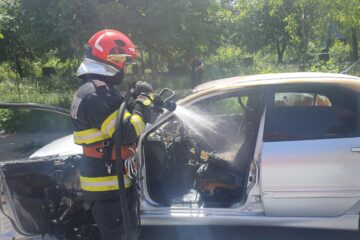 Un bărbat a murit ars în mașina care i-a luat foc