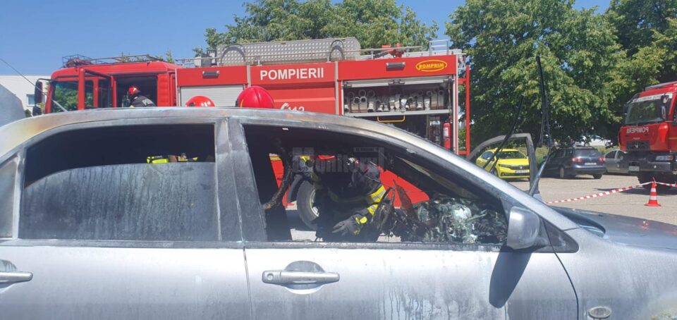 Un bărbat a murit ars în mașina care i-a luat foc