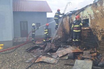 O casă bătrânească a ars violent lângă o casă nouă