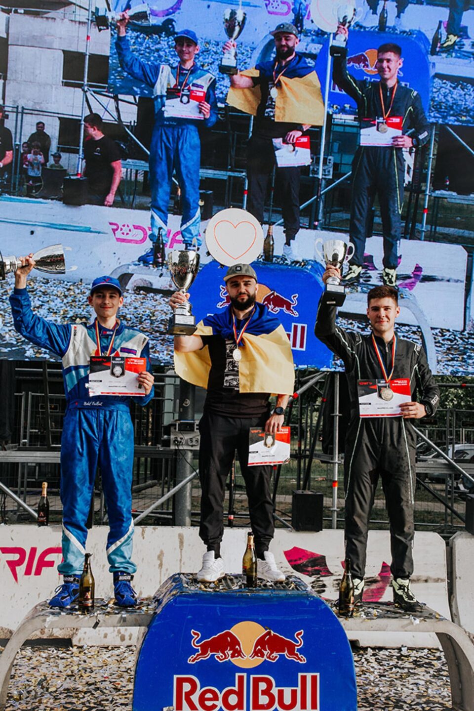 Rareș Onciuleanu, primul din dreapta, pe podiumul de premiere