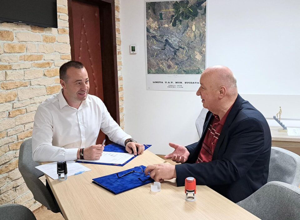 Contractul de renovare energetică a imobilelor a fost semnat miercuri de către viceprimarul Sucevei, Lucian Harșovschi, cu reprezentantul firmei Test Prima, Viorel Juravle