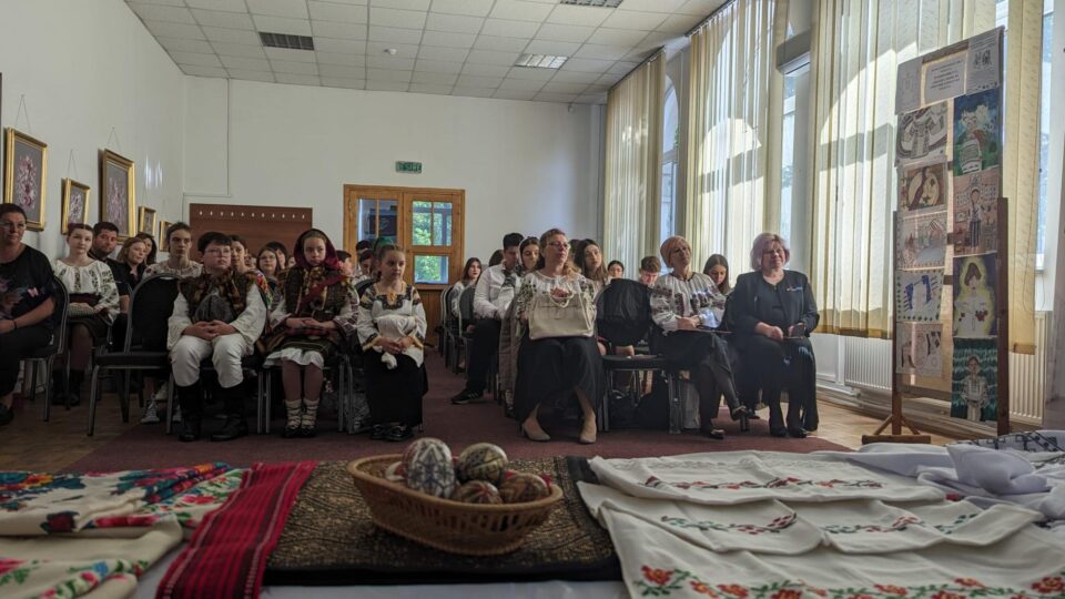 „Despre tradiții... Ia românească – moștenire culturală strămoșească”, la Biblioteca Bucovinei