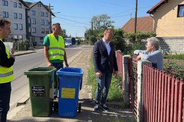 Distribuirea gratuită a noilor pubele de colectare pentru deșeurile menajere, la casele din municipiul Suceava, a început de miercuri, 22 mai