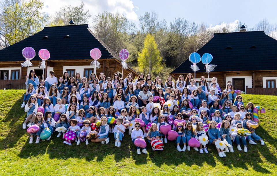 Copiii de la Academia de Arte Modus Vivendi din Suceava lansează piesa „În suflet copii”, împreună cu artistul CRBL