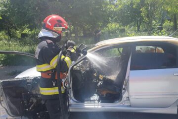 S-a stropit cu benzină în propria mașină, iar apoi și-a dat foc și a murit ars de viu