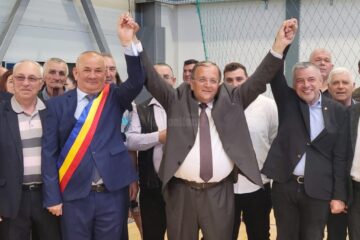 Gheorghe Flutur, alături de primarul PNL din Adâncata, Viorel Cucu