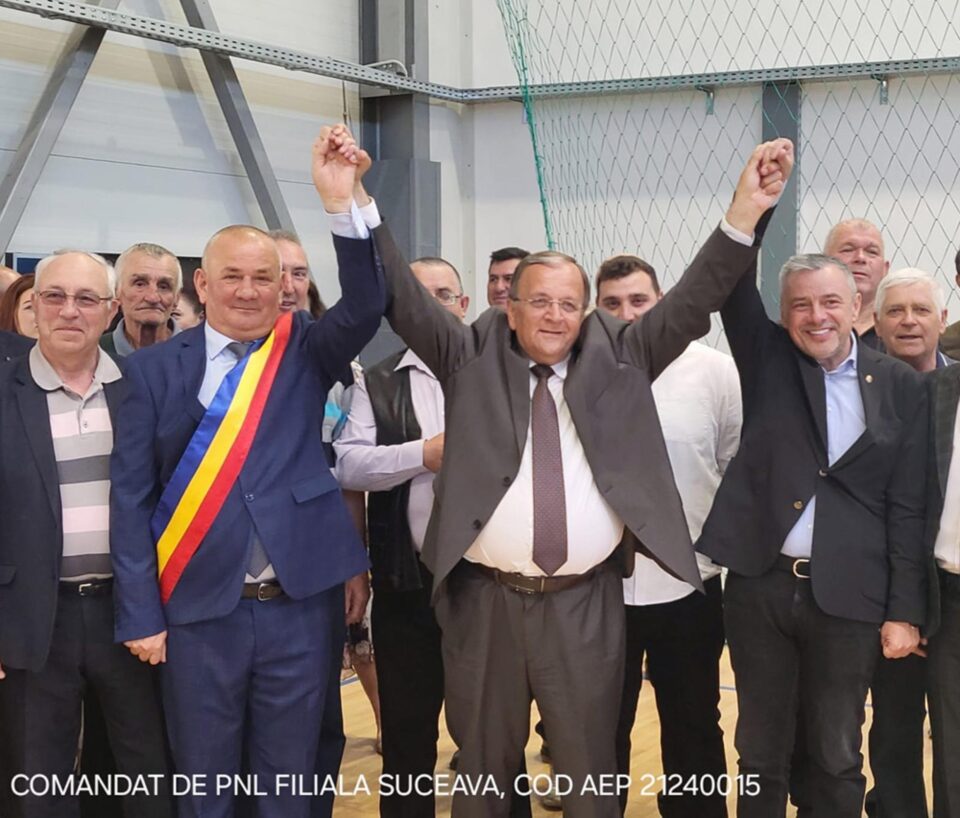 Gheorghe Flutur alături de primarul PNL din Adâncata, Viorel Cucu