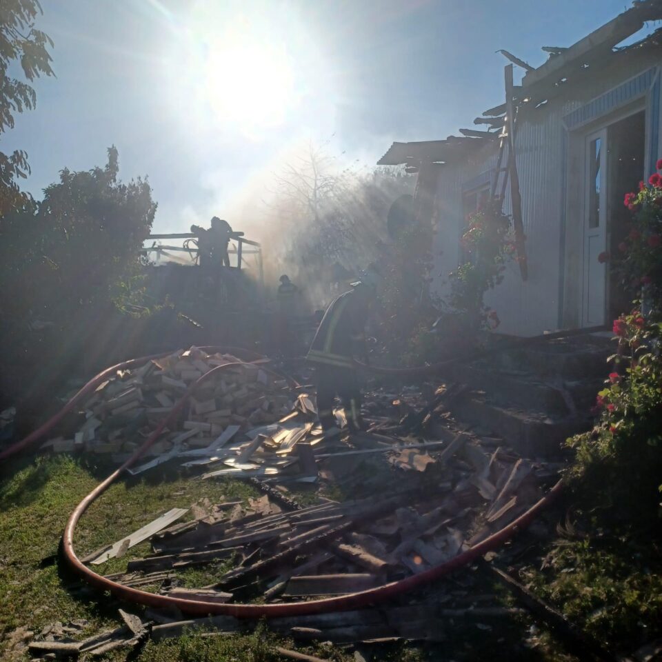 Casă distrusă de incendiul izbucnit în atelierul din apropiere