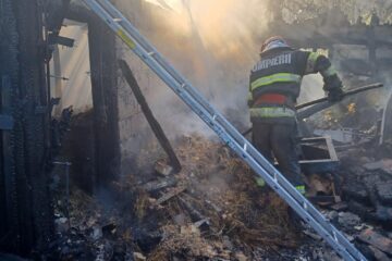 Casă distrusă de incendiul izbucnit în atelierul din apropiere